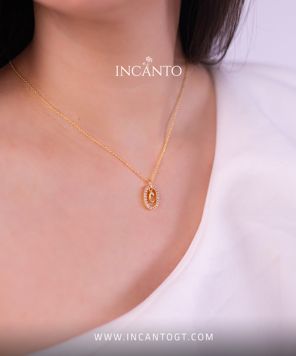 Collar Inicial C Diamantes Blancos GOLD