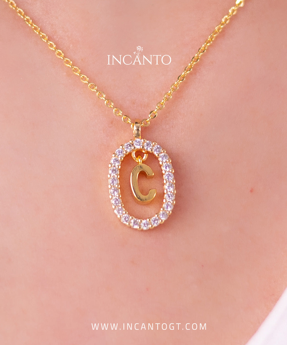 Collar Inicial C Diamantes Blancos GOLD