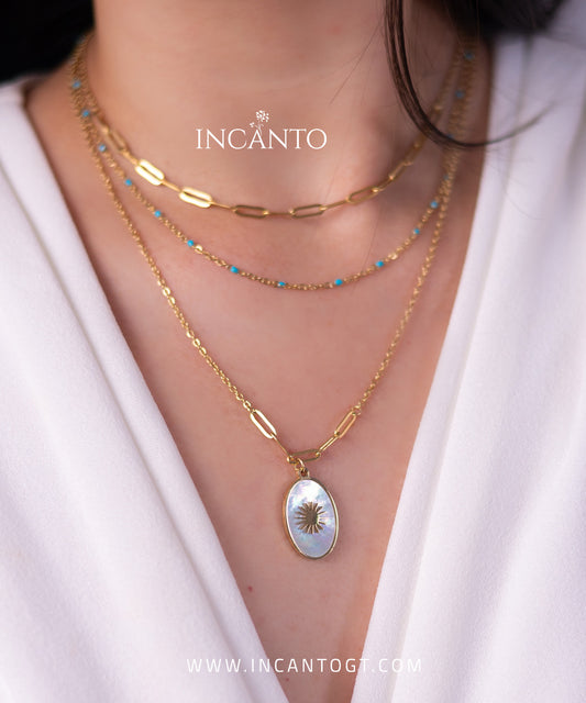 Collar Triple Con Flor Nacarada GOLD